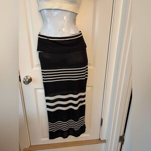 Rip Curl black x white stripe form
Fitting Maxi skirt w Side slip